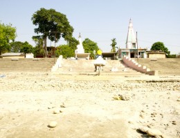 Bank of the river Narayani