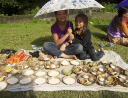 Girls selling Sidha at Gokarna during Kushe Ausi