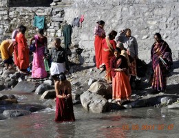 People taking holy bath at Kali gandaki, Kagbeni